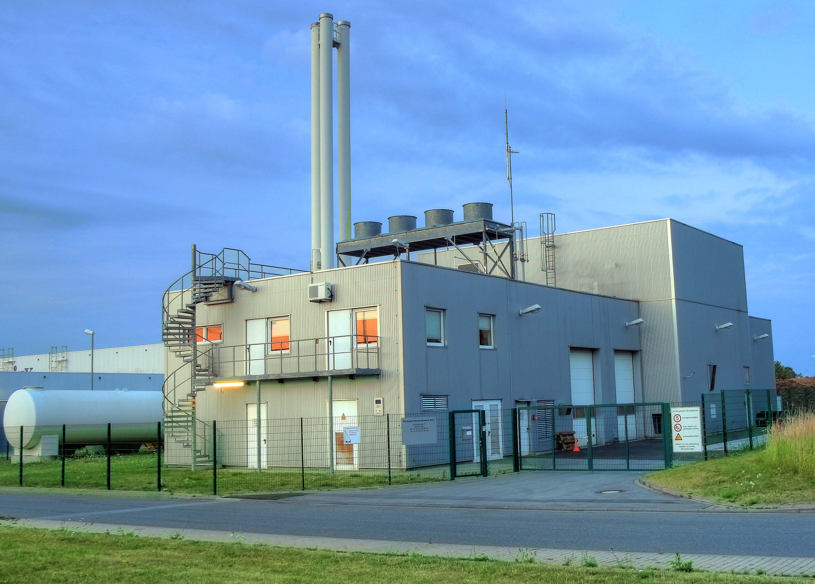 Energy-efficient thermal chiller for industrial cooling applications